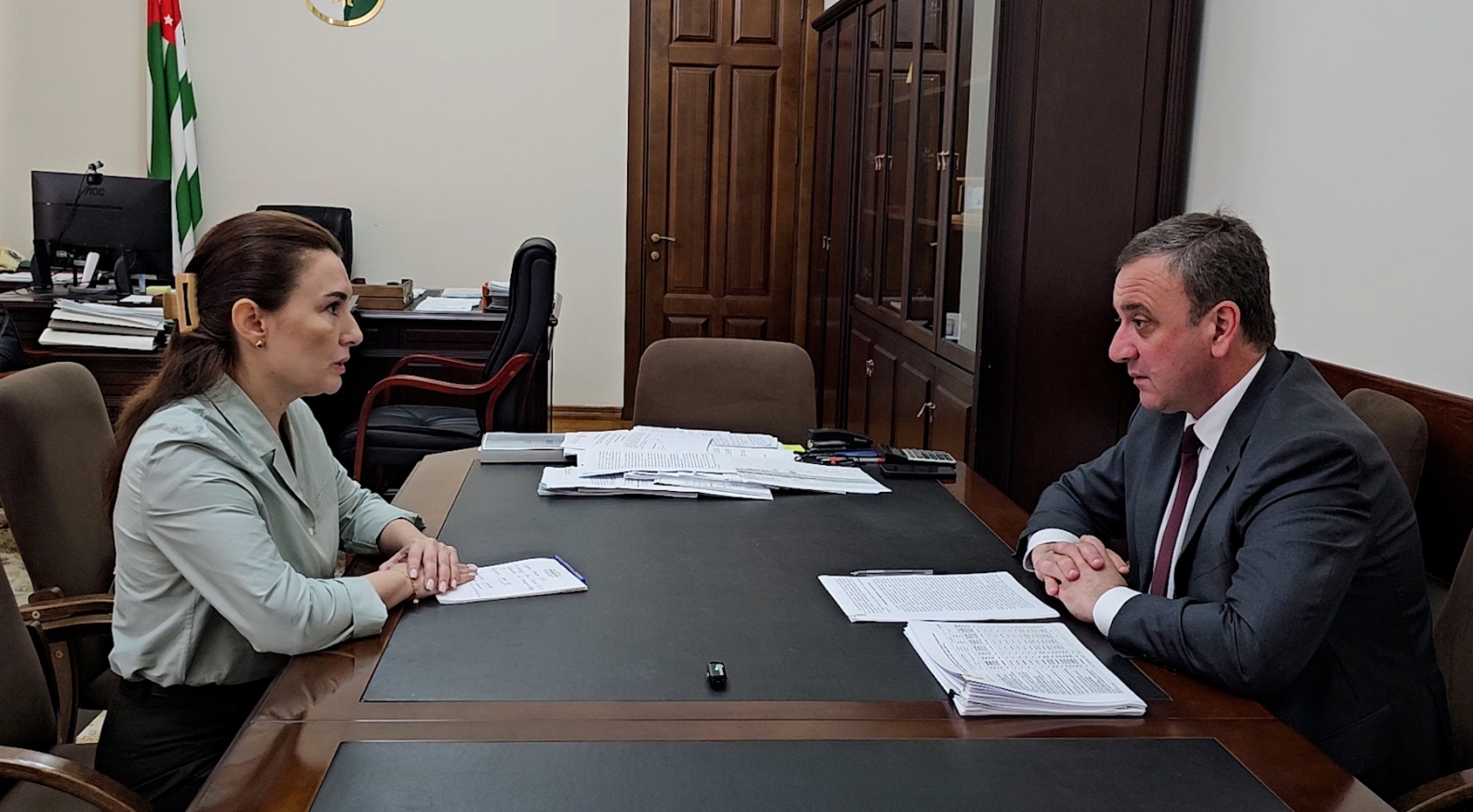 Премьер-министр провел рабочую встречу с министром социального обеспечения и демографической политики 