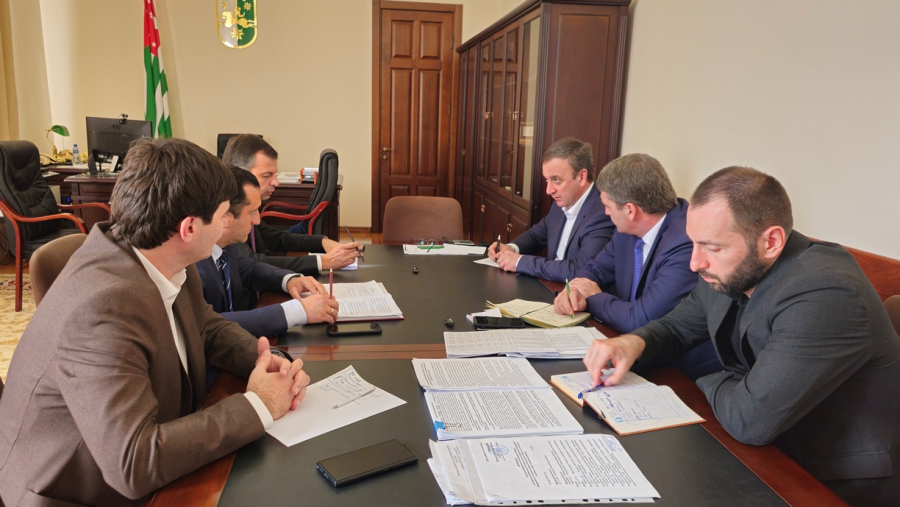 Премьер-министр провел совещание по вопросам совершенствования налогового законодательства