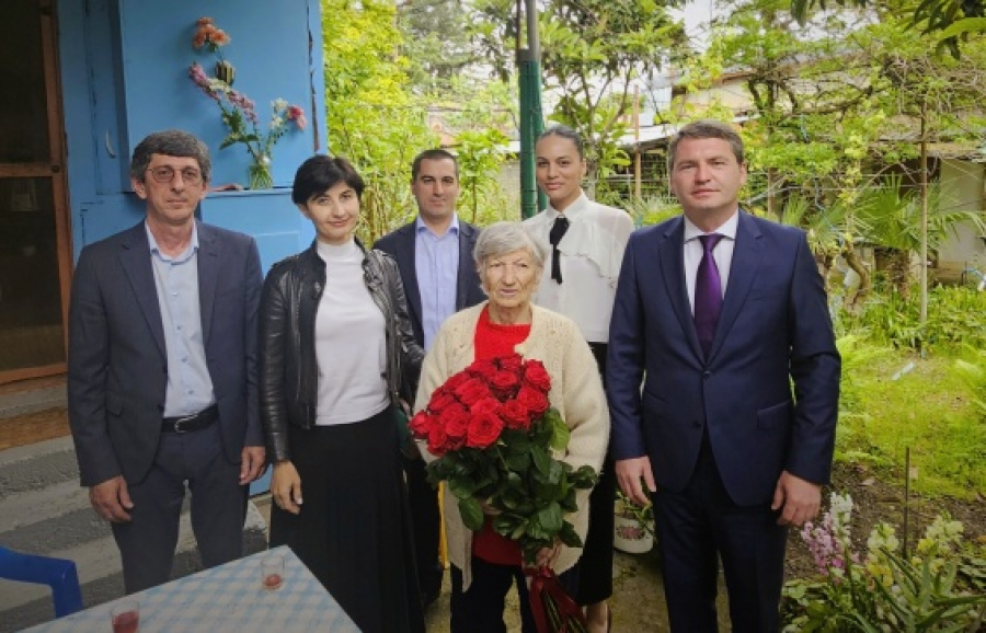 Джансух Нанба поздравил ветерана Марию Ломакину с наступающим Днём Победы