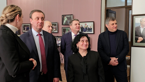 Владимир Делба посетил фотовыставку, посвященную памяти президентов Абхазии Владислава Ардзинба и Сергея Багапша