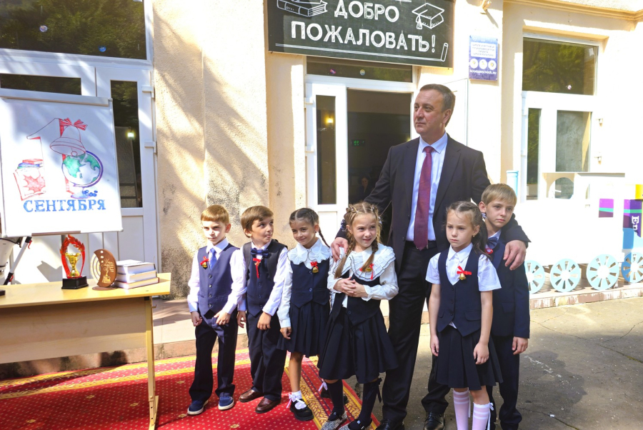 1 сентября Владимир Делба посетил школы в городе Ткуарчал