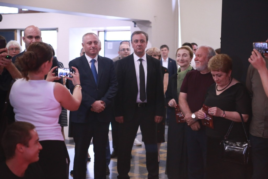 Владимир Делба принял участие в открытии музея Государственного русского театра драмы им. Искандера