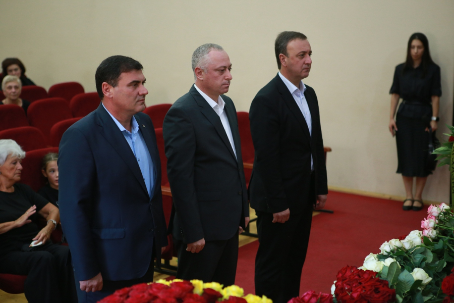 Премьер-министр простился с послом Республики Южная Осетия Олегом Боциевым