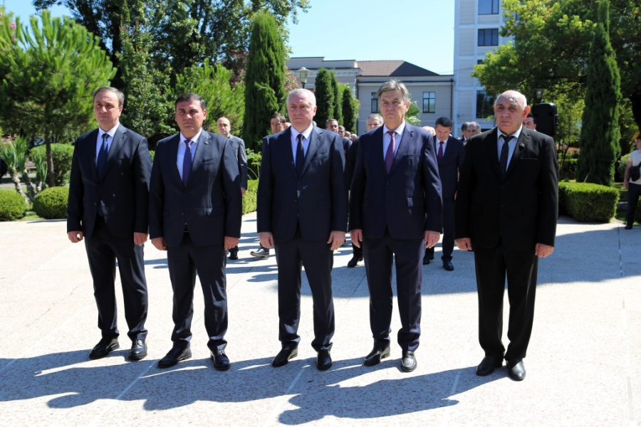 Премьер-министр почтил память защитников Отечества