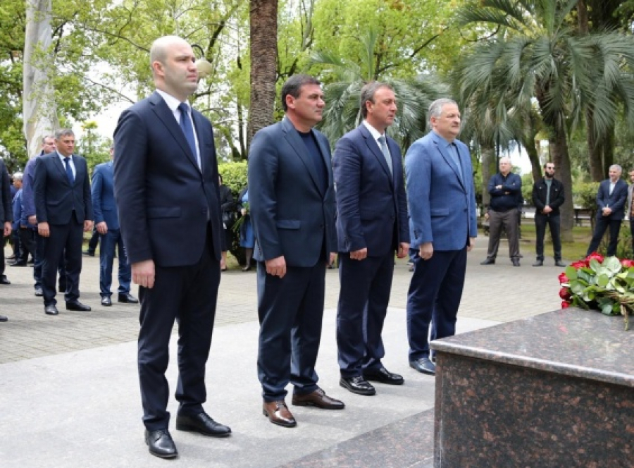 Владимир Делба принял участие в церемонии возложения цветов к памятнику Народного поэта Абхазии Баграта Шинкуба