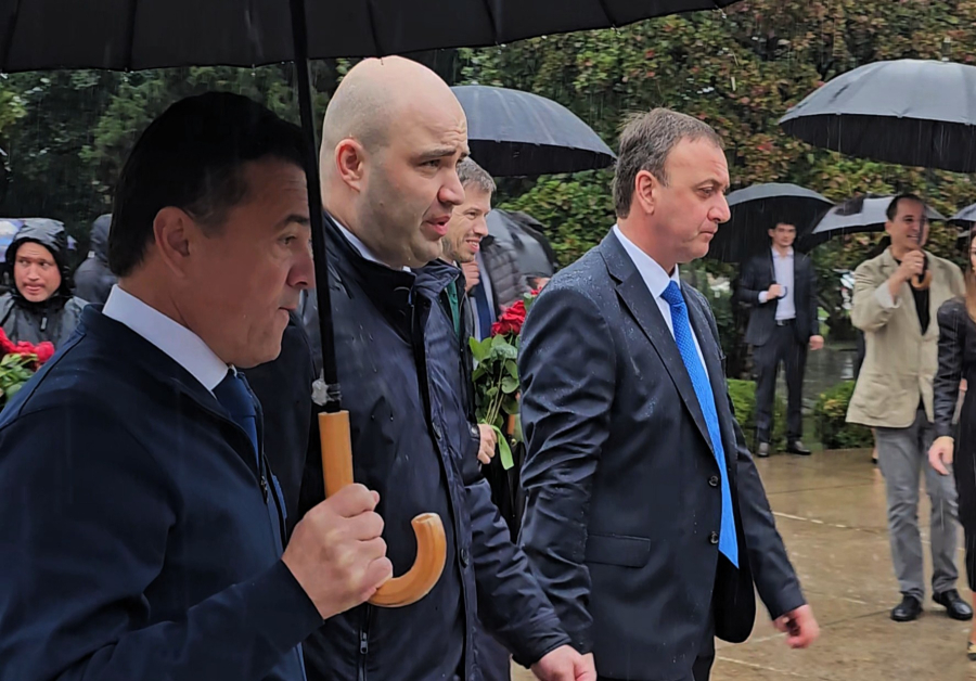 Премьер-министр принял участие в мероприятиях в честь 32-ой годовщины со дня Победы