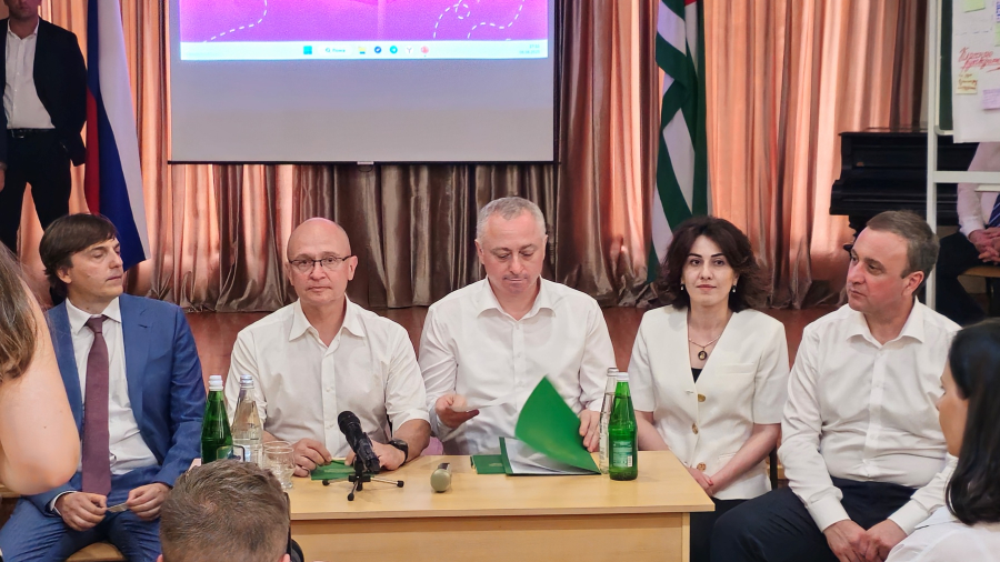 Владимир Делба посетил стратегическую сессию «Стратегия будущего: развитие системы воспитания в школах Республики Абхазия»
