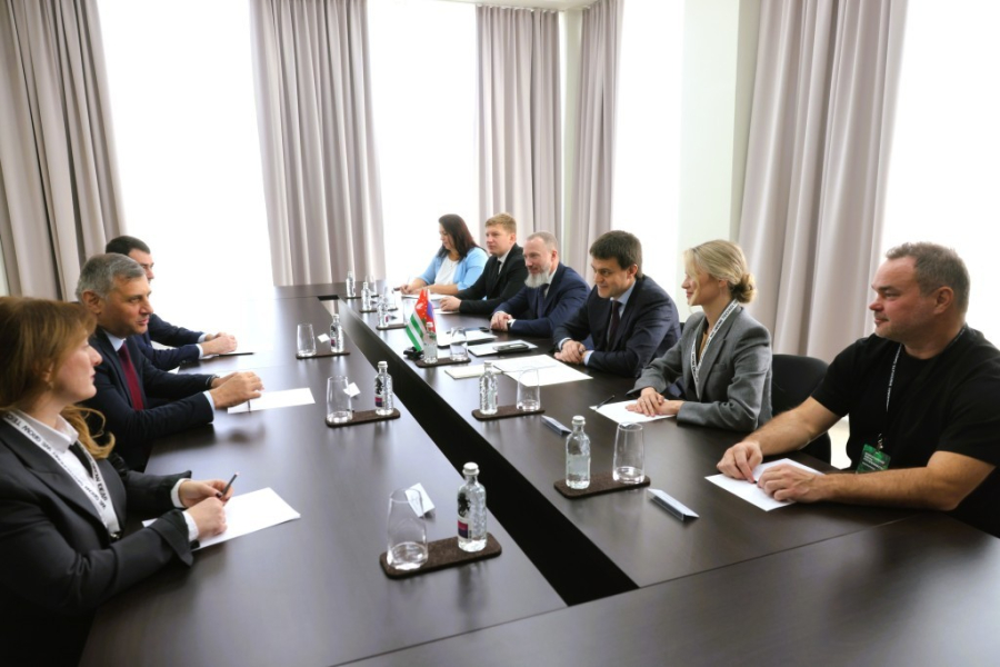 Вараздат Миносян встретился с губернатором Красноярского края Михаилом Котюковым