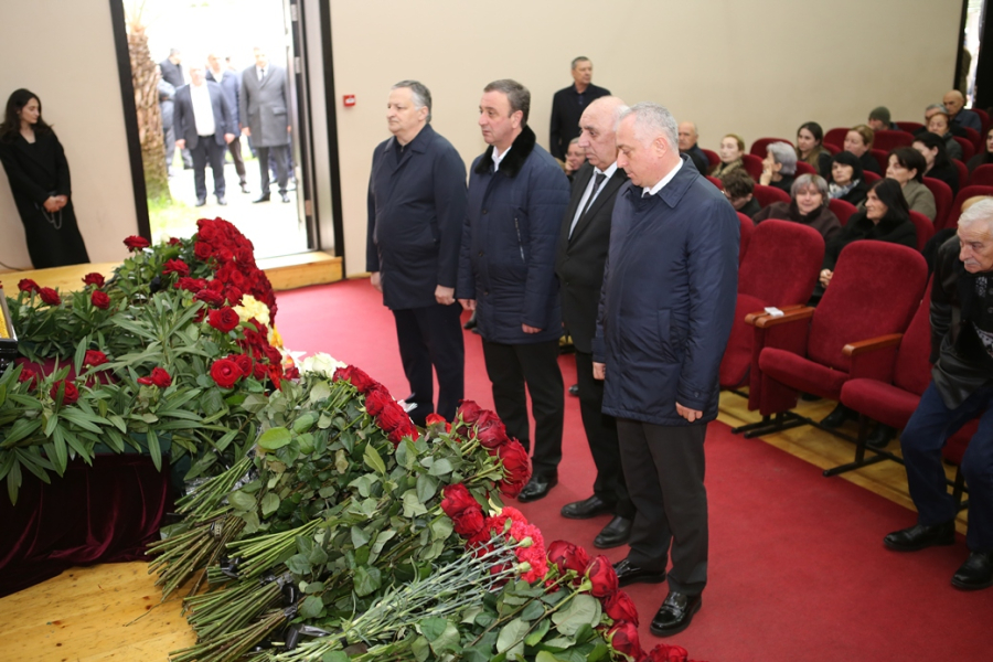 Члены Правительства почтили память поэта Анатолия Лагулаа