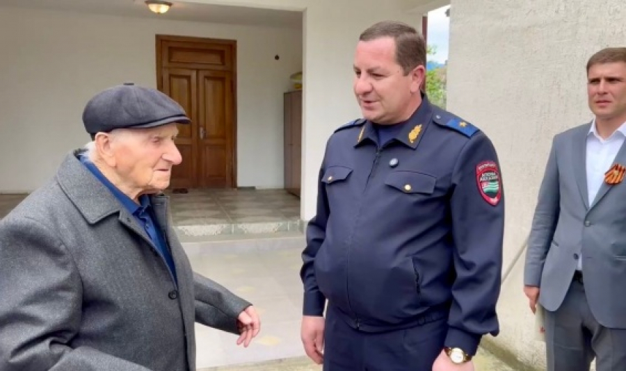 Роберт Киут поздравил с 80-летием Победы в Великой Отечественной войне ветерана Илью Христианова