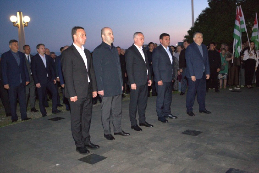 Владимир Делба принял участие в церемонии возложения цветов к памятнику махаджирам