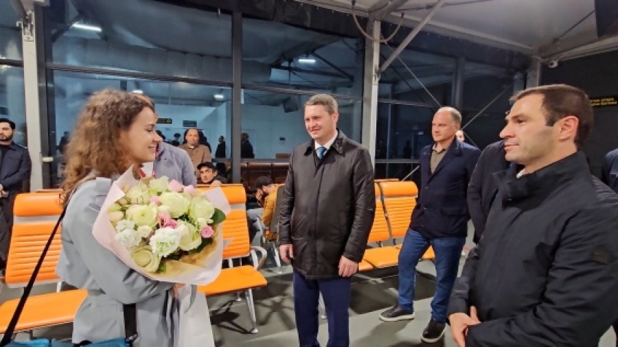 Джансух Нанба встретил в сухумском аэропорту первый рейс из Нижнего Новгорода