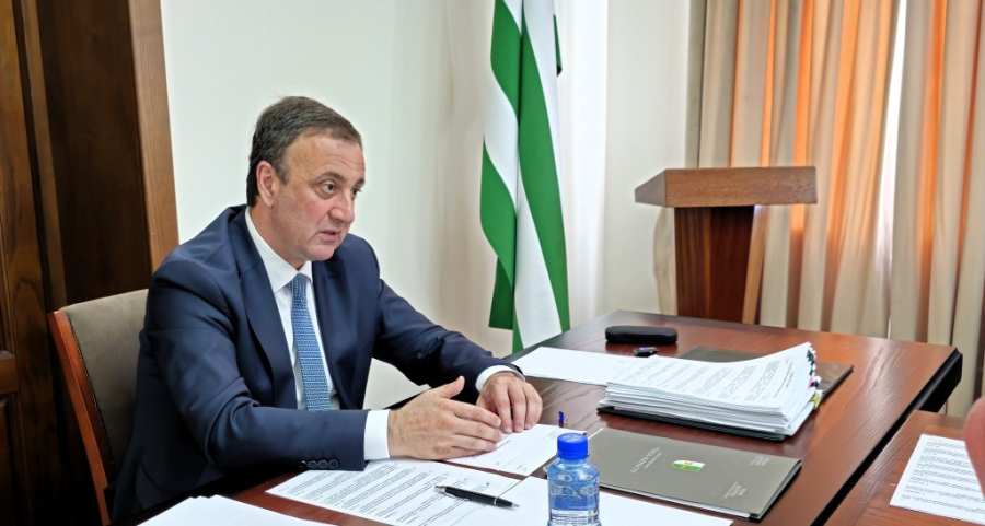 С 1 сентября учителя абхазского и русского языков будут получать доплаты