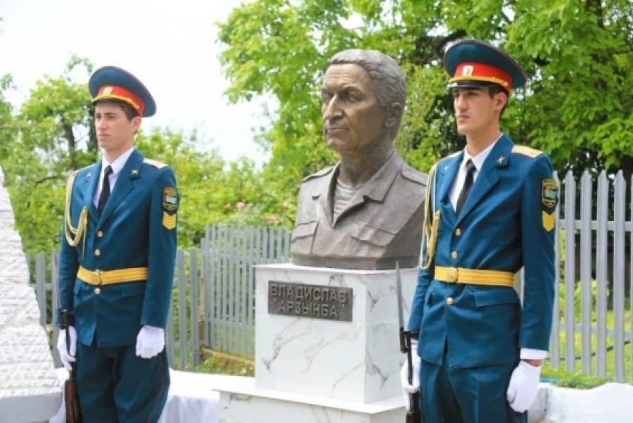 Джансух Нанба принял участие в церемонии открытия бюста президенту Владиславу Ардзинба в Звандрипш