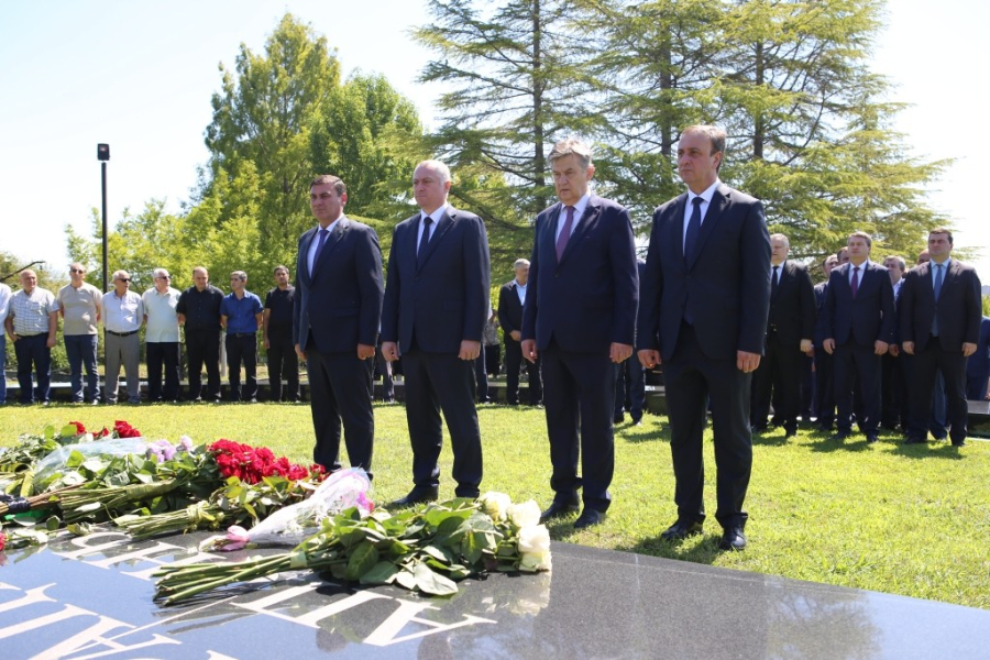 Премьер-министр почтил память первого президента Абхазии Владислава Ардзинба
