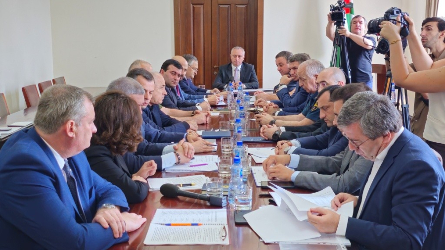 Президент Абхазии провел совещание с участием членов Кабинета министров