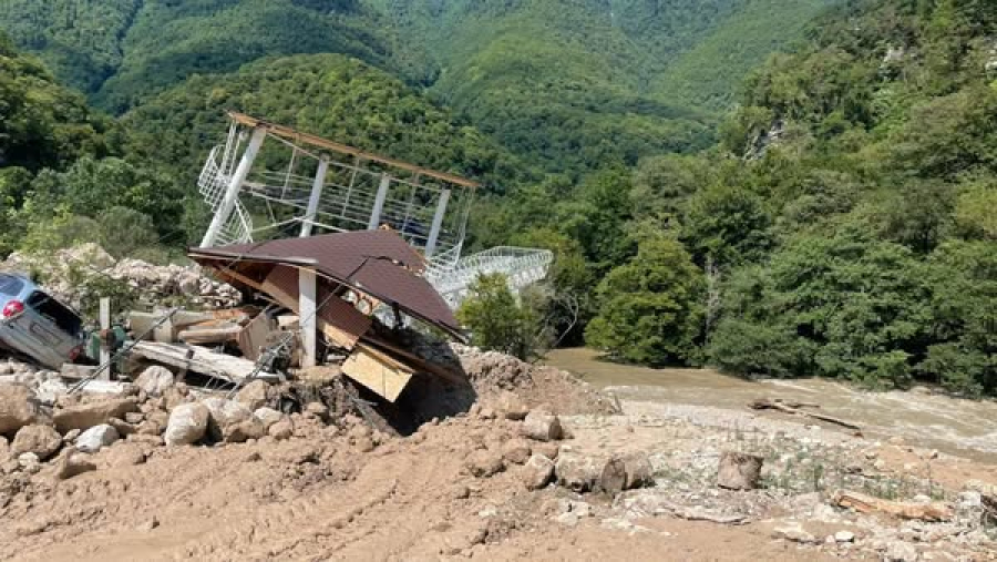Премьер-министр выехал на место стихийного бедствия
