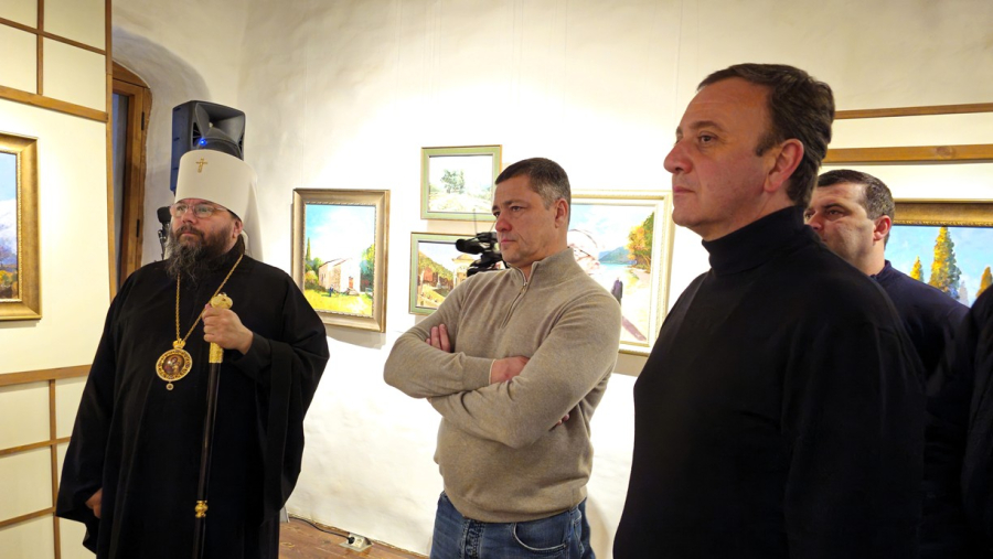 Владимир Делба посетил в Пскове выставку картин из коллекции Каманского монастыря