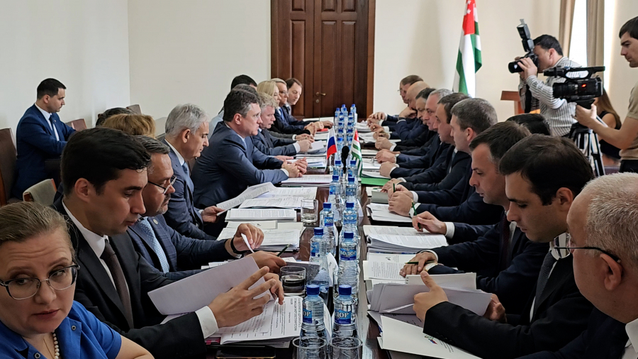 Проходит совещание сопредседателей Межправительственной комиссии по социально-экономическому сотрудничеству между Российской Федерацией и Республикой Абхазия