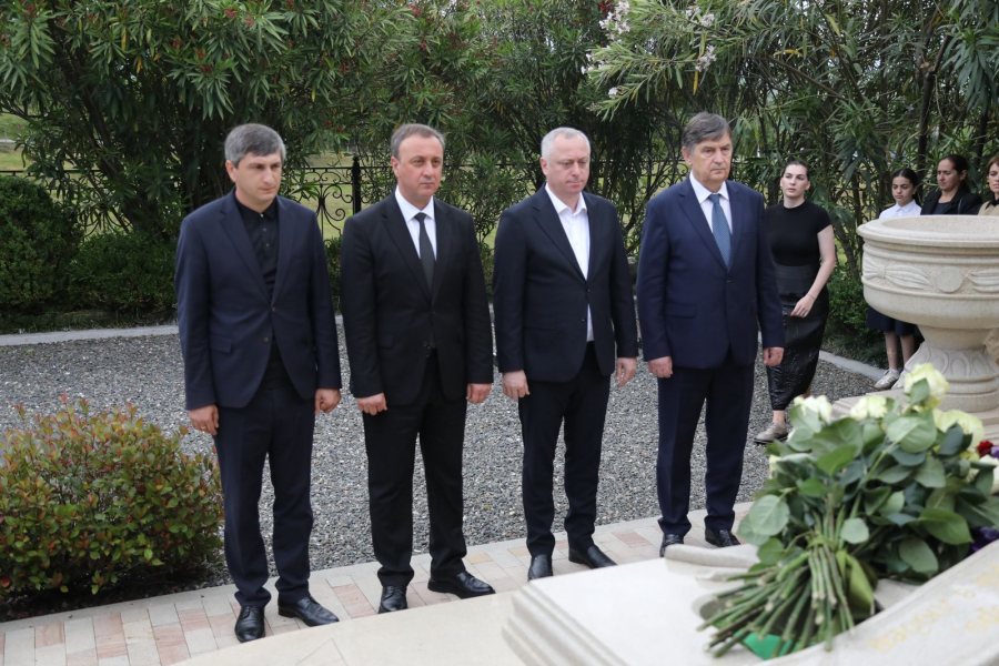 Премьер-министр почтил память президента Сергея Багапш ​