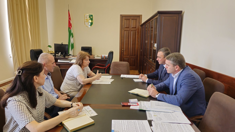 Премьер-министр провел встречу с руководством Государственного комитета по статистике