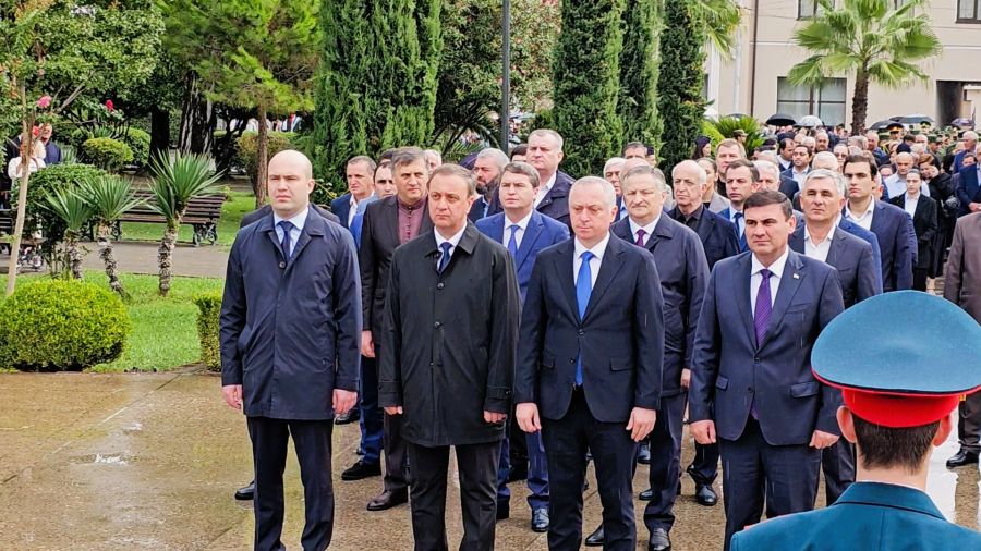 Премьер-министр почтил память защитников Отечества