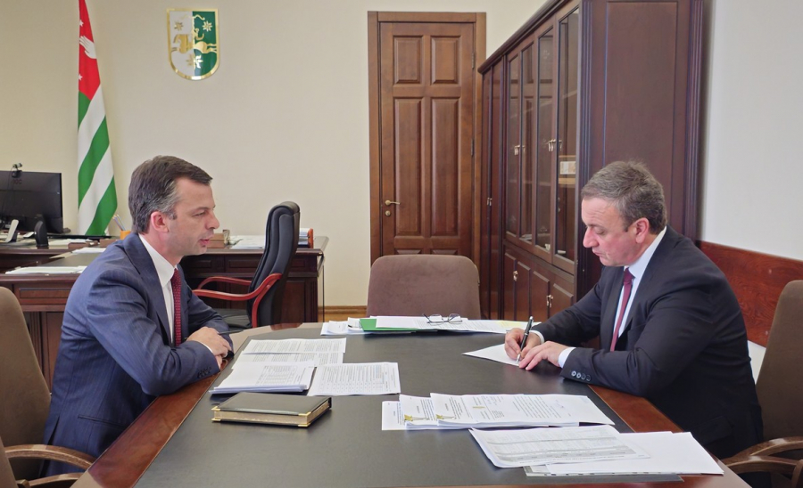 Премьер-министр провел встречу с министром финансов