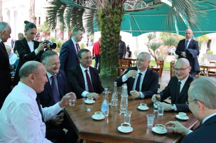 Гости, прибывшие на инаугурацию президента Абхазии, посетили набережную Сухума